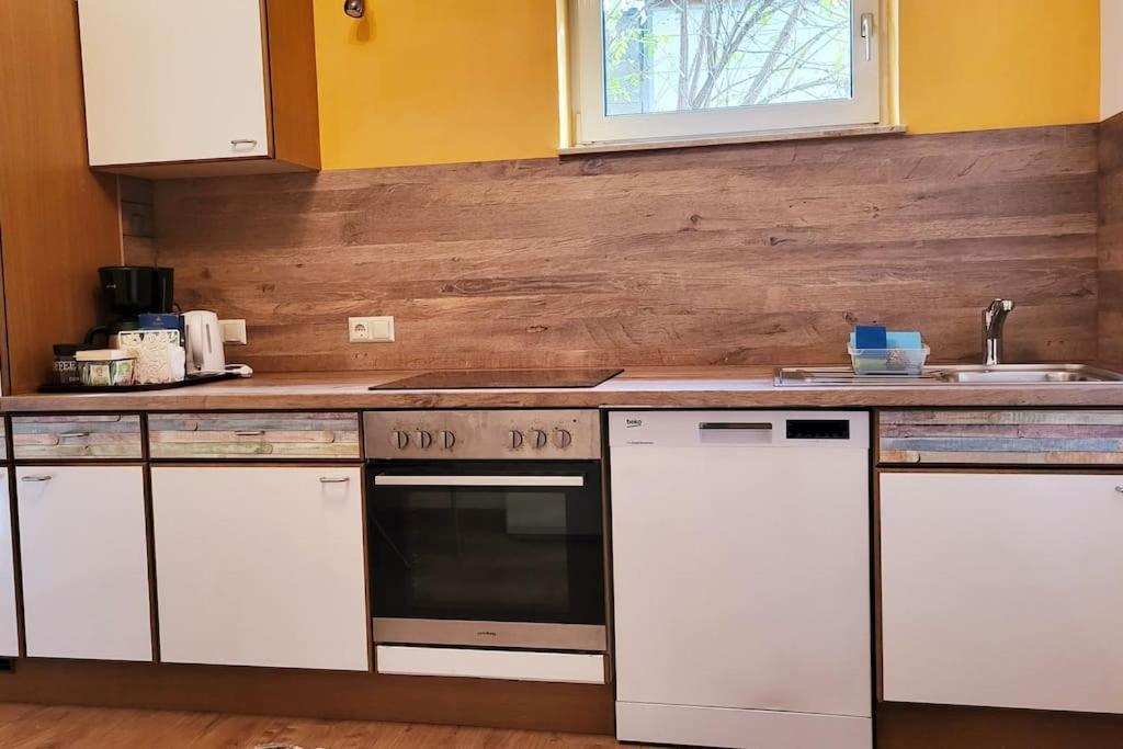 Colourful 2.5 Bedroom With Large Balcony & Garden. Prinzersdorf Ngoại thất bức ảnh