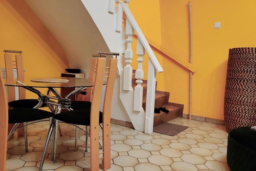 Colourful 2.5 Bedroom With Large Balcony & Garden. Prinzersdorf Ngoại thất bức ảnh