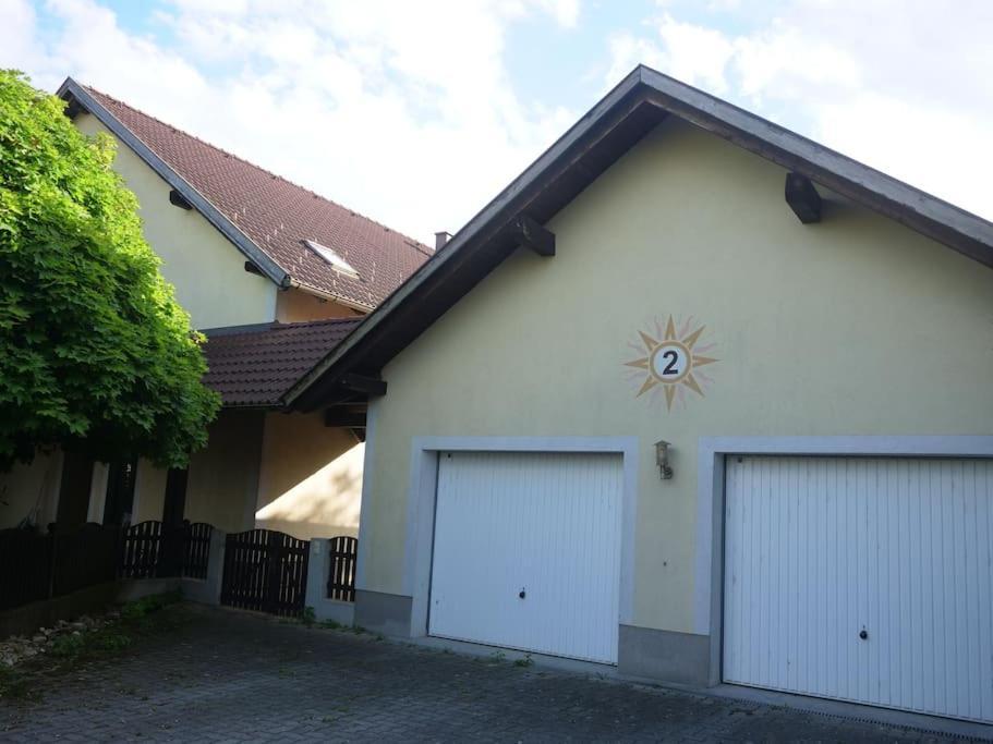 Colourful 2.5 Bedroom With Large Balcony & Garden. Prinzersdorf Ngoại thất bức ảnh
