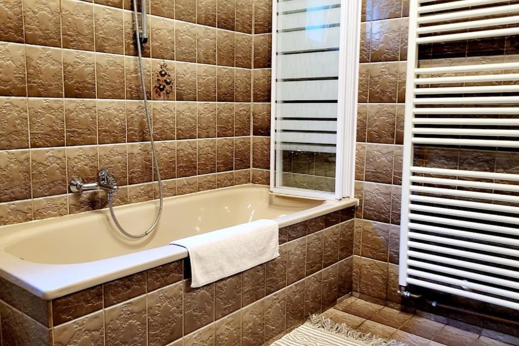 Colourful 2.5 Bedroom With Large Balcony & Garden. Prinzersdorf Ngoại thất bức ảnh